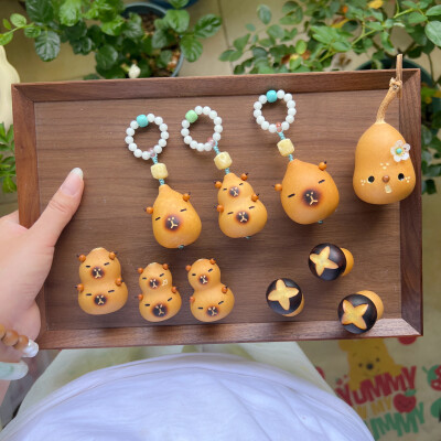 1、今年的青皮葫芦成熟了，从左到右依次是蝴蝶结扁、大天坛墩、小梨子扁、小栗子扁和小苹果扁
2～9，部分已售和有现货的做工小葫芦们～