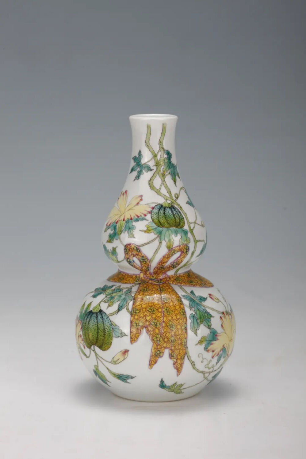 民国 粉彩瓜瓞连绵纹绶带葫芦瓶（洪宪年制款）
观复博物馆藏
