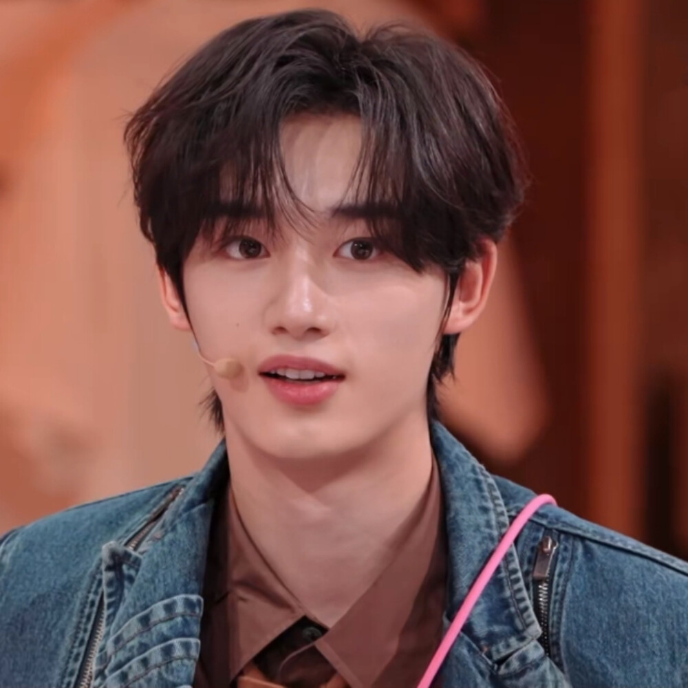 丁程鑫
你好星期六