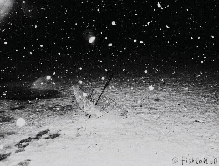 揉皱的浅灰色脉搏是淚雨的生长痛