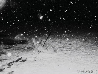 揉皱的浅灰色脉搏是淚雨的生长痛