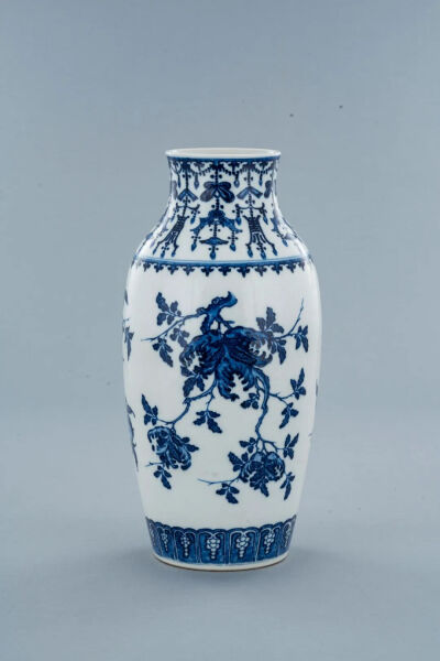 清雍正 浆胎青花三多纹瓶
观复博物馆藏
