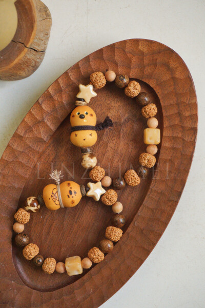 新做的
摆件：冬瓜、苹果、梨
手串：闹别扭和听八卦