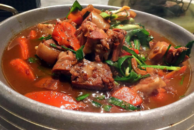 晚唐段路公写的《北户录》记载：取嫩牛头，把牛头先用火烧一遍，去掉毛，然后加热水烫一下，煺干净毛根后，再加酒、豉（豆豉类）、葱、姜煮熟。熟透后，切成手掌大小的薄片，再加上苏膏、椒橘等调料，放在大瓮中煮，…