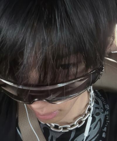 你又为谁戴上狗链