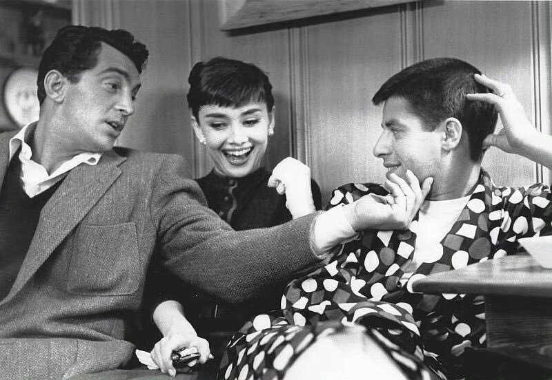 1953年，派拉蒙片厂的化妆室，奥黛丽·赫本、迪恩·马丁和杰瑞·刘易斯。 ​