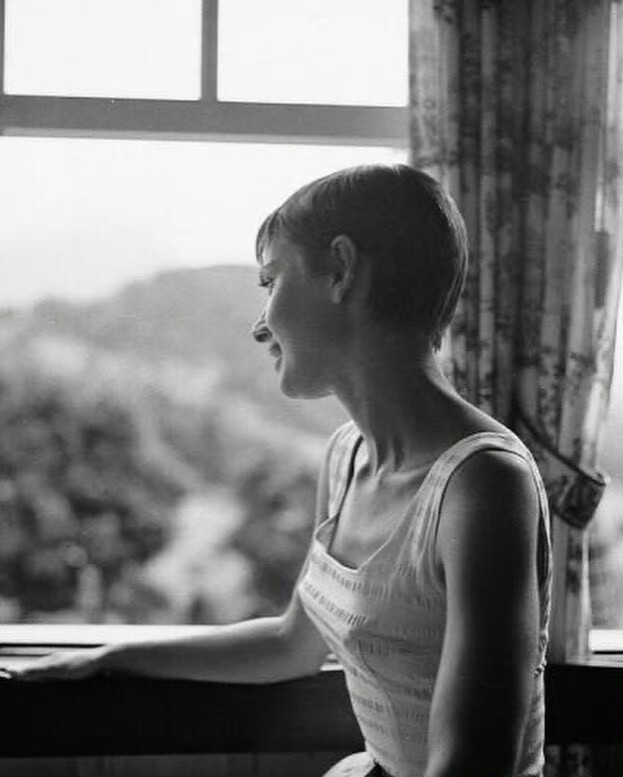  1950年代，奥黛丽·赫本在瑞士家中留影。