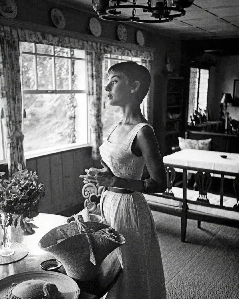  1950年代，奥黛丽·赫本在瑞士家中留影。