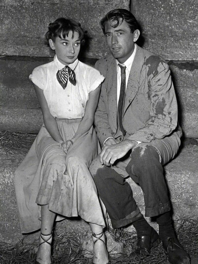# 奥黛丽·赫本与格利高里·派克，《罗马假日》片场，1953年。 ​