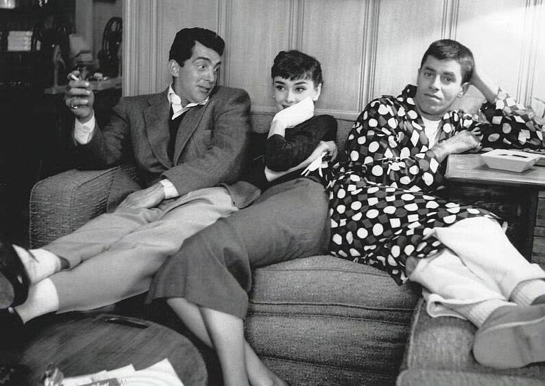 1953年，派拉蒙片厂的化妆室，奥黛丽·赫本、迪恩·马丁和杰瑞·刘易斯。 ​