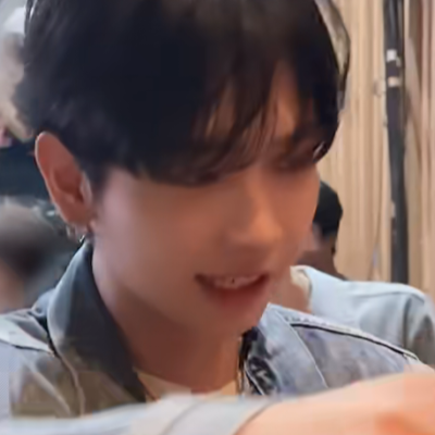 你哭过但眼影闪得更艳美