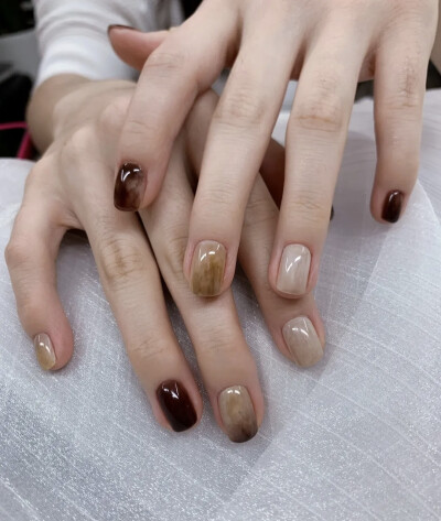 美甲秋冬咖色奶油色