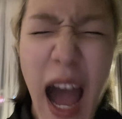 虽然她送了我玫瑰花