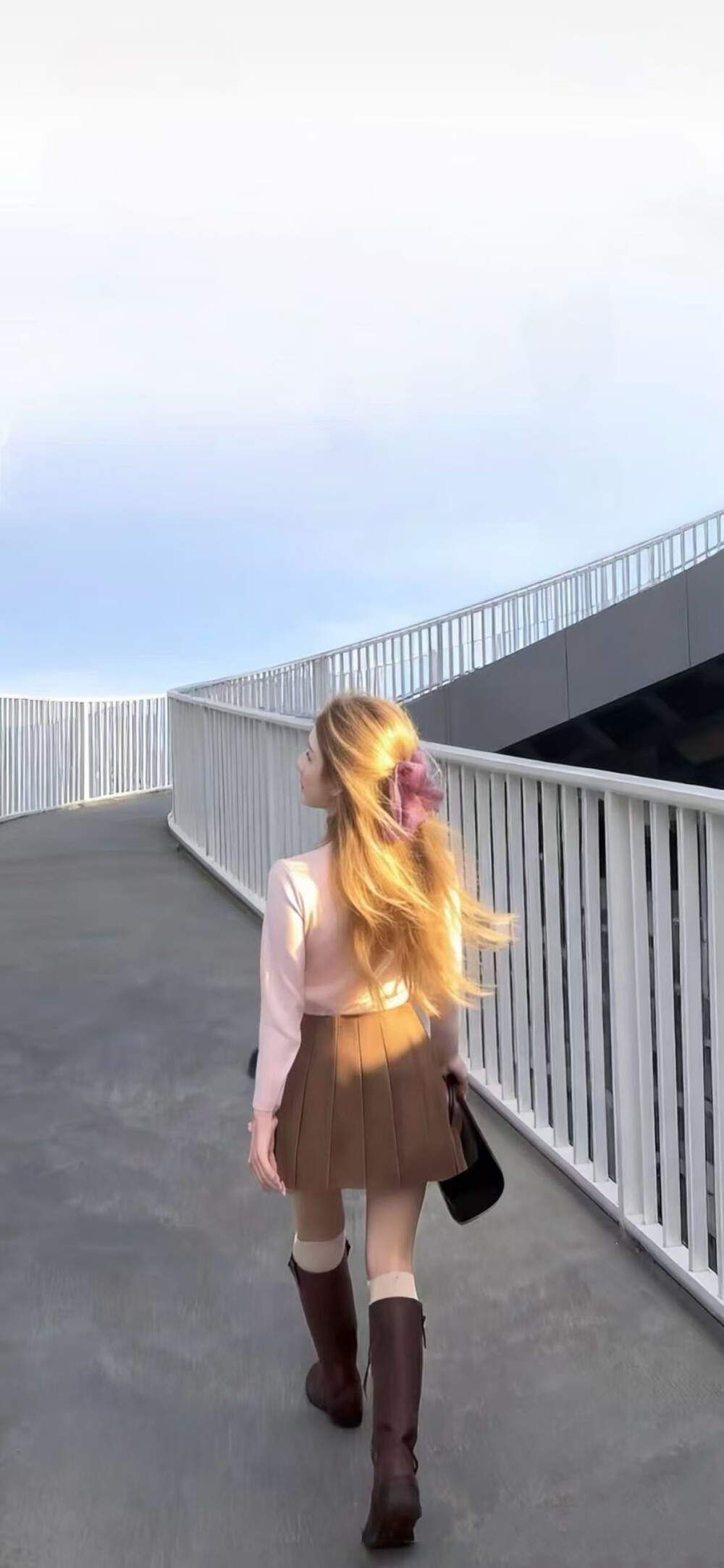 凌晨的海 难言的爱.
侵权删