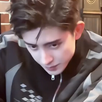 宝宝记得带上小书包 还有水壶妈妈给你装了热水 有点重自己要拿好别乱晃等会掉了砸到脚很痛的 妈妈已经和老师说了热水要把盖子打开晾一会 你先不要自己打开喝知道吗？很烫的 实在口渴的话和老师说 让老师用小盖子给你…