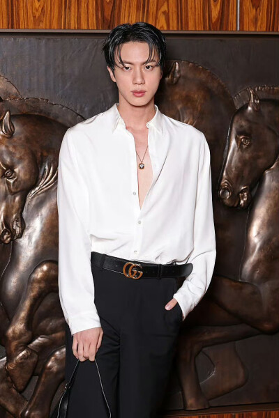 250924
HarpersBazaarJP ins更新硕珍相关