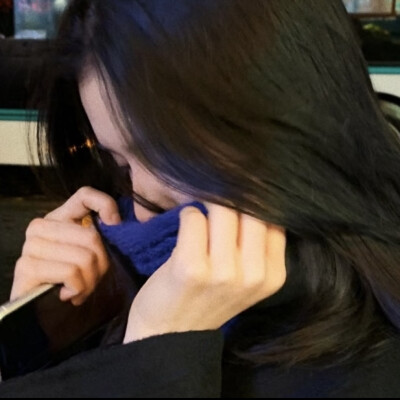 人们传颂勇气，而我可不可以爱你哭泣的心。