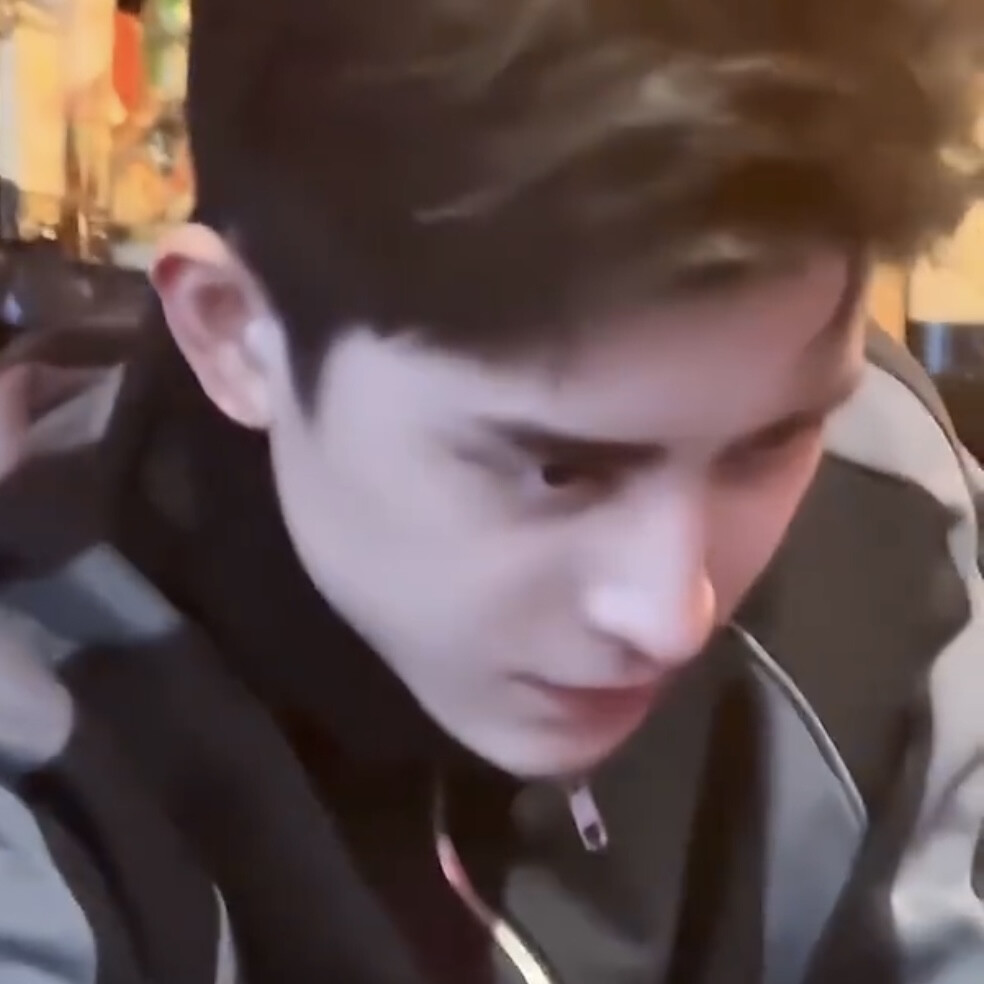 宝宝记得带上小书包 还有水壶妈妈给你装了热水 有点重自己要拿好别乱晃等会掉了砸到脚很痛的 妈妈已经和老师说了热水要把盖子打开晾一会 你先不要自己打开喝知道吗？很烫的 实在口渴的话和老师说 让老师用小盖子给你接温水喝 记得不要喝凉水 在学校要听老师的话 不要太调皮了 也不要到处乱跑 小心摔倒 幼儿园那么多小朋友如果和别人产生矛盾一定要记得和老师说 有什么不舒服的地方也一定要第一时间和老师说 要多吃点饭 妈妈知道你挑食 如果有什么不想吃的要和老师说 不能扔到地上 出汗了记得和老师说 让老师帮你换一下书包里的汗巾 你放学妈妈就来接你 给你带好吃的 在幼儿园要和其他小朋友友好相处 拜拜宝贝