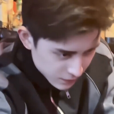 宝宝记得带上小书包 还有水壶妈妈给你装了热水 有点重自己要拿好别乱晃等会掉了砸到脚很痛的 妈妈已经和老师说了热水要把盖子打开晾一会 你先不要自己打开喝知道吗？很烫的 实在口渴的话和老师说 让老师用小盖子给你…