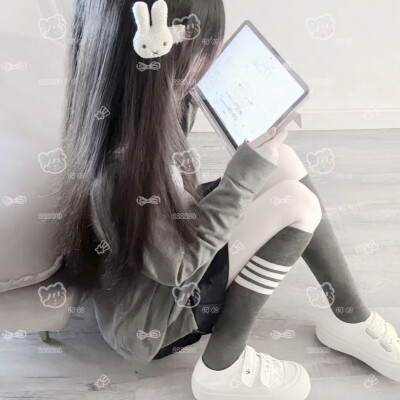 ，