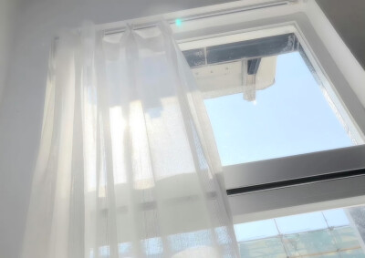 雨伞柄挂着未融化的雪、我们中间隔着叹息的雾