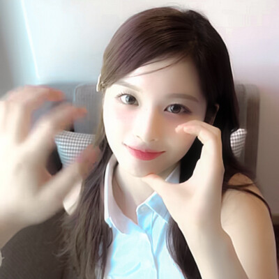 雨伞柄挂着未融化的雪、我们中间隔着叹息的雾