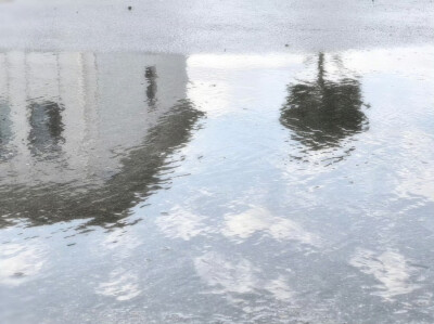 雨伞柄挂着未融化的雪、我们中间隔着叹息的雾