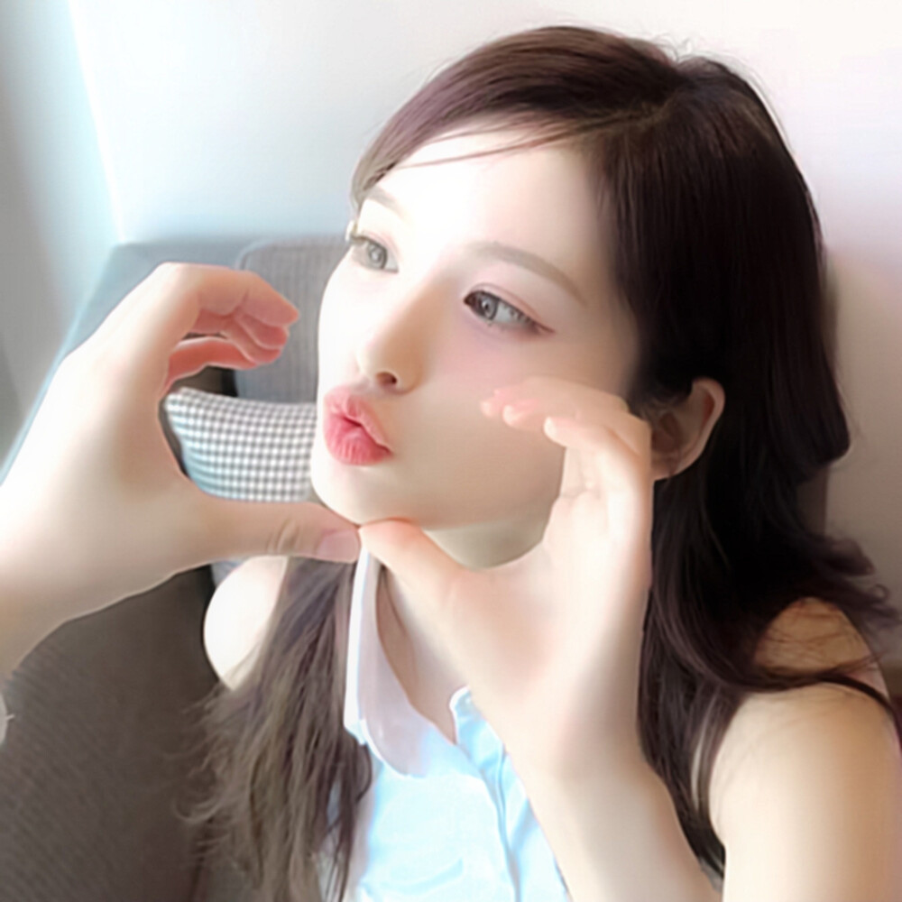 雨伞柄挂着未融化的雪、我们中间隔着叹息的雾