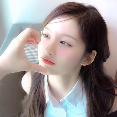 雨伞柄挂着未融化的雪、我们中间隔着叹息的雾