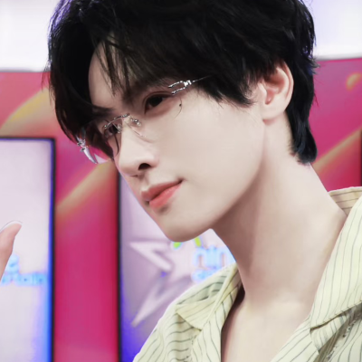 稳拿铮铮大王的无框眼镜