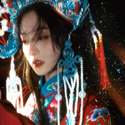 台上唱罢悲欢嗔
你我皆是戏中人