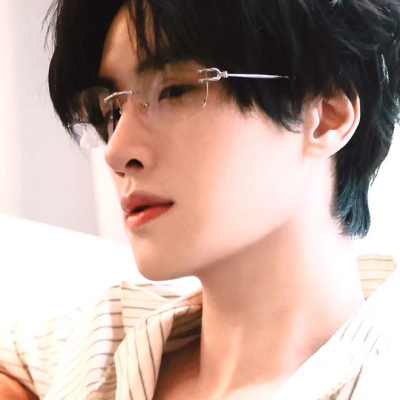 稳拿铮铮大王的无框眼镜