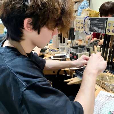 拧巴的人需要一个怎么赶都赶不走的人
“ 侵权删 ”