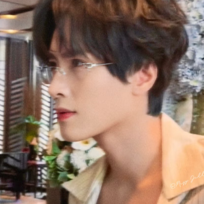 稳拿铮铮大王的无框眼镜