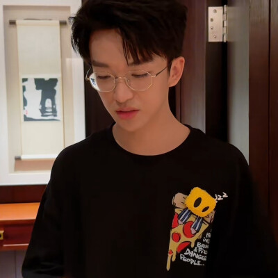 黄子弘凡可二改
©一只多多鱼