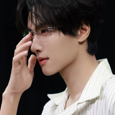 稳拿铮铮大王的无框眼镜