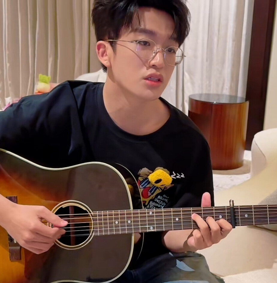 黄子弘凡可二改
©一只多多鱼