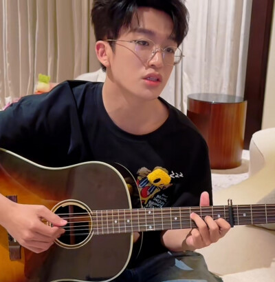 黄子弘凡可二改
©一只多多鱼