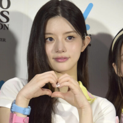 ILLIT新闻图可二改