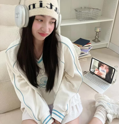 女生头像：幸福没有公式答案就在里面