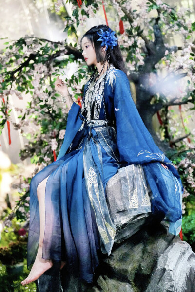 蛊惑之以爱为蛊 君宁