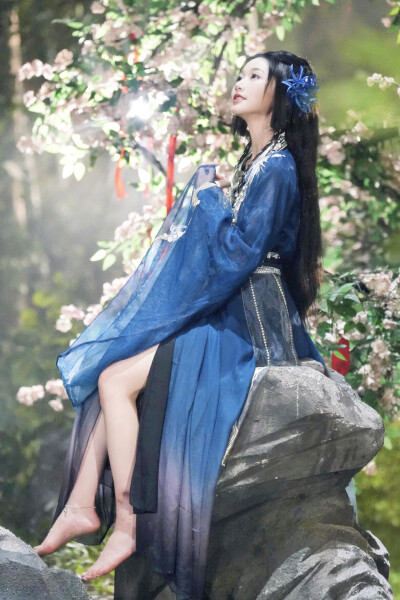 蛊惑之以爱为蛊 君宁