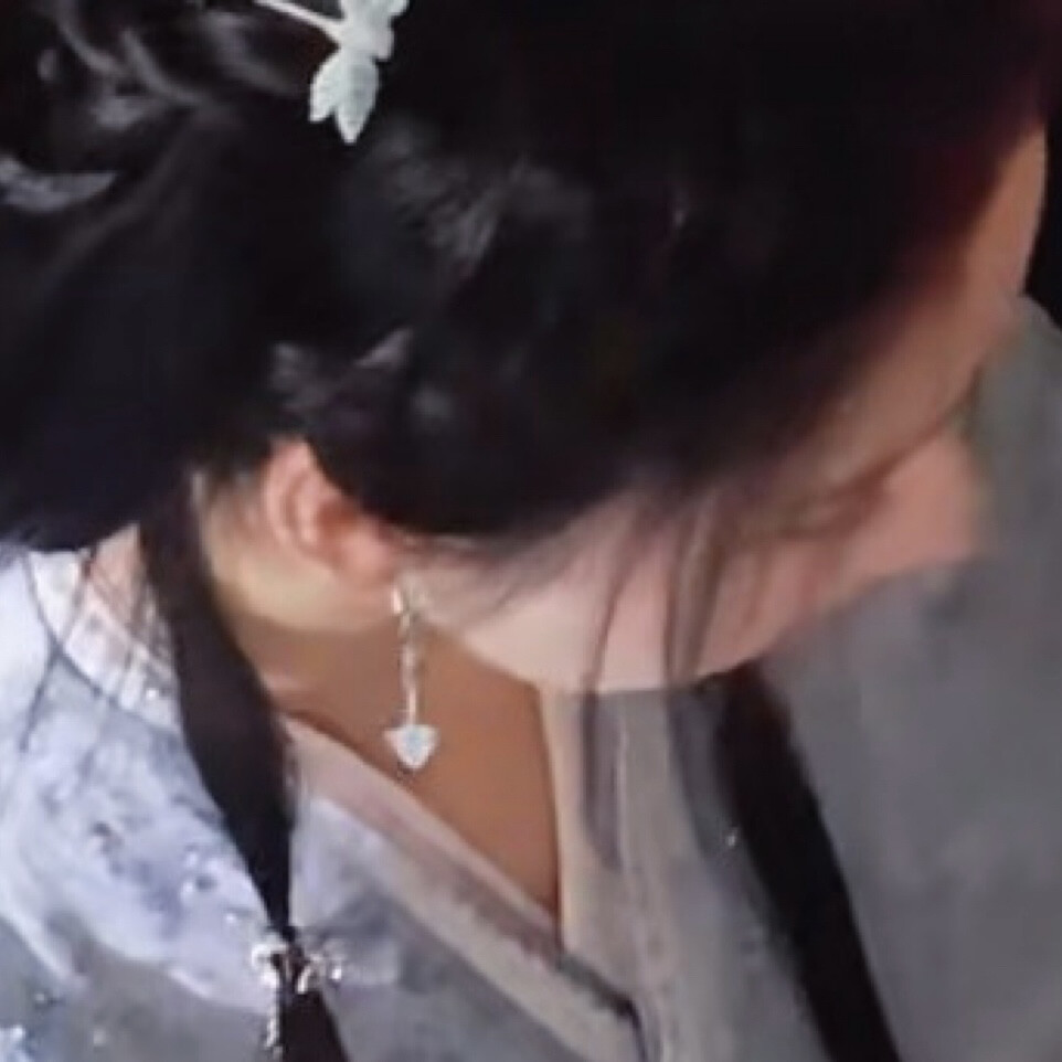 我见了他假惺惺 别了他常挂心