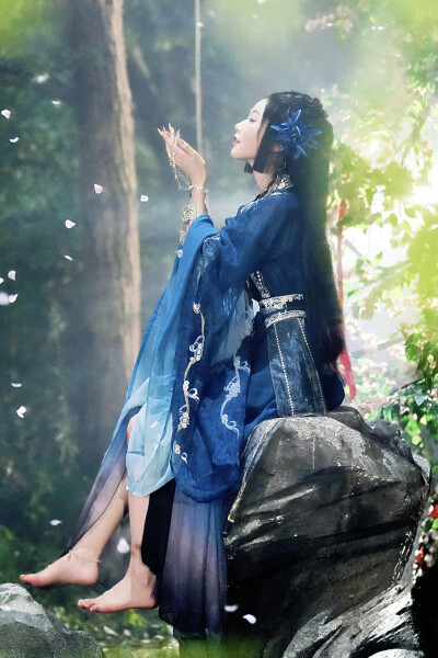 蛊惑之以爱为蛊 君宁