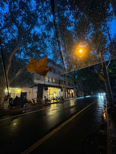 下雨天背景图
