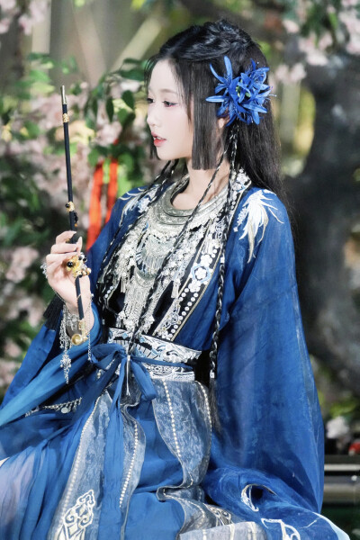 蛊惑之以爱为蛊 君宁