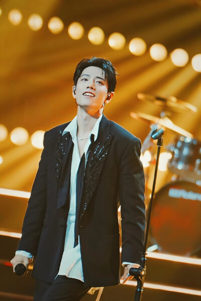 肖战2025年9月28日。大湾区音乐晚会。湾区升明月
耳边回绕 “Music music all night”