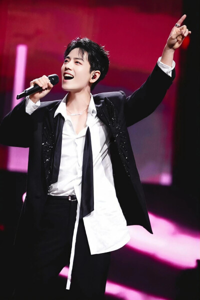 肖战2025年9月28日。大湾区音乐晚会。湾区升明月
耳边回绕 “Music music all night”