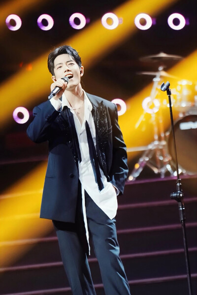 肖战2025年9月28日。大湾区音乐晚会。湾区升明月
耳边回绕 “Music music all night”