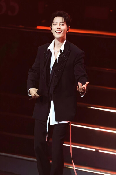 肖战2025年9月28日。大湾区音乐晚会。湾区升明月
耳边回绕 “Music music all night”